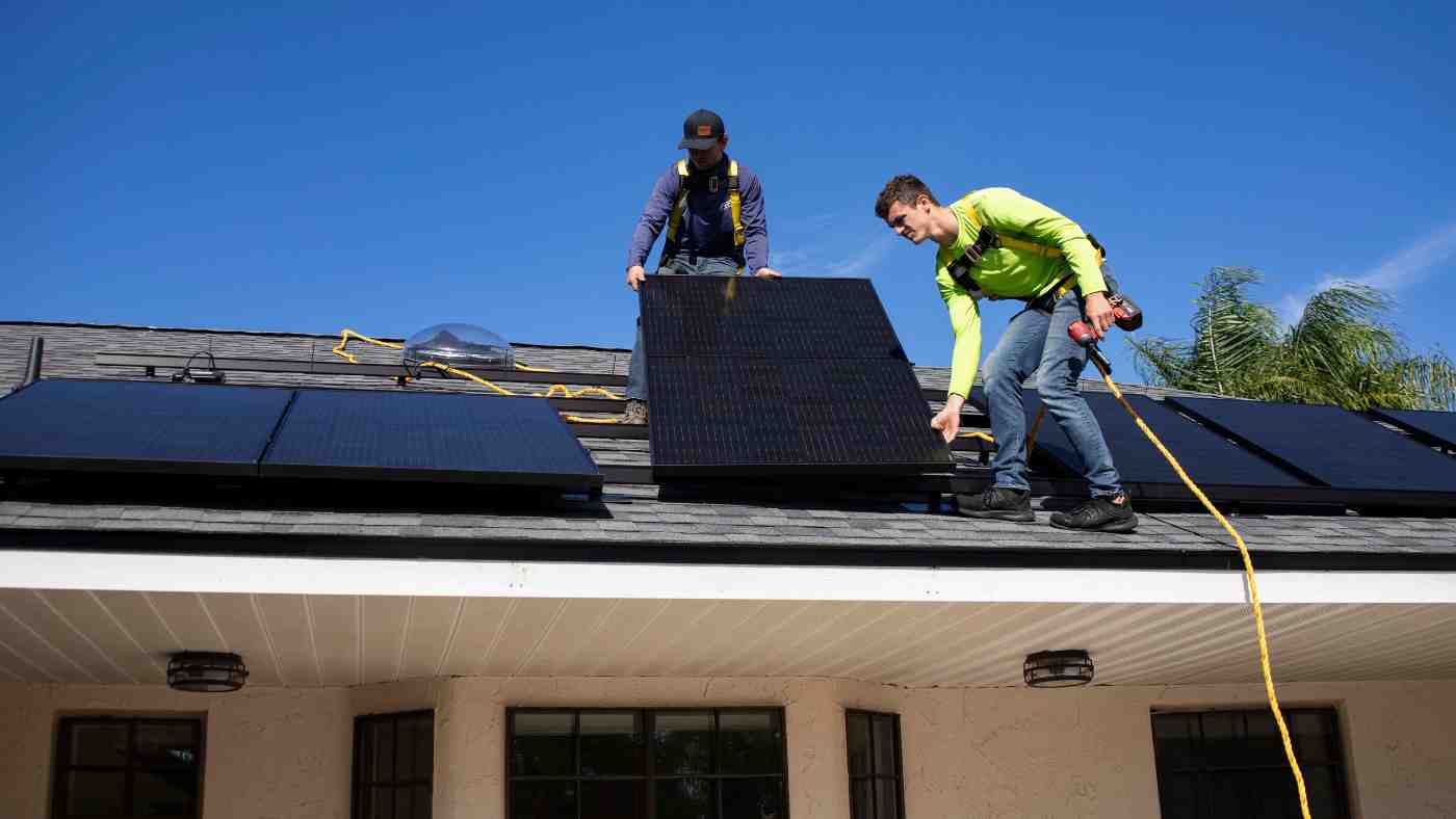 solar contractors on roof determining home solar panel roi