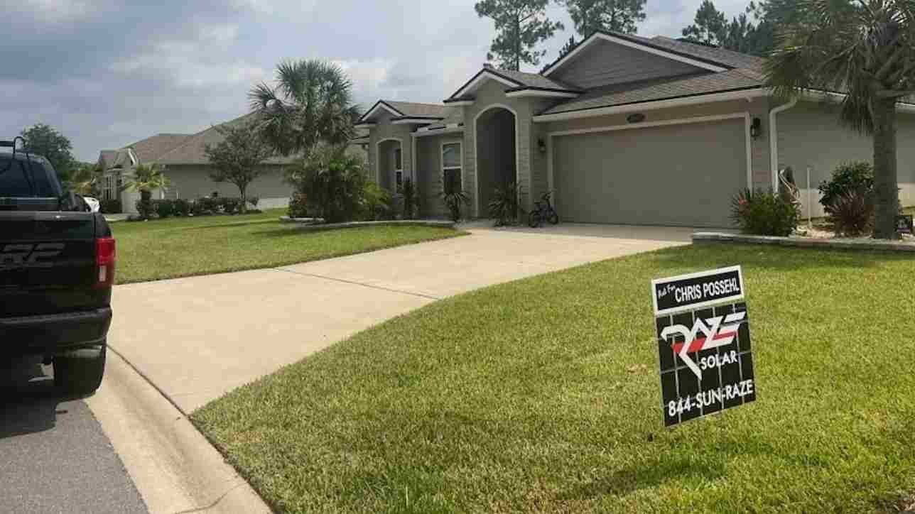 licensed solar installer at Florida home providing solar panel quote