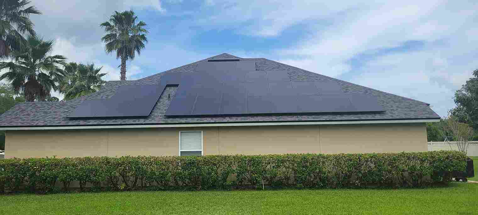 residential home in St. Augustine, FL with many rooftop solar panels that put it in tier 2 category for added home insurance